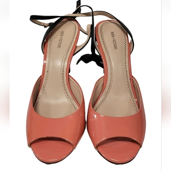 Pour La Victorie Coral Patent Leather Black Bow Sandals Sz 9.5 NEW - Picture 7 of 12